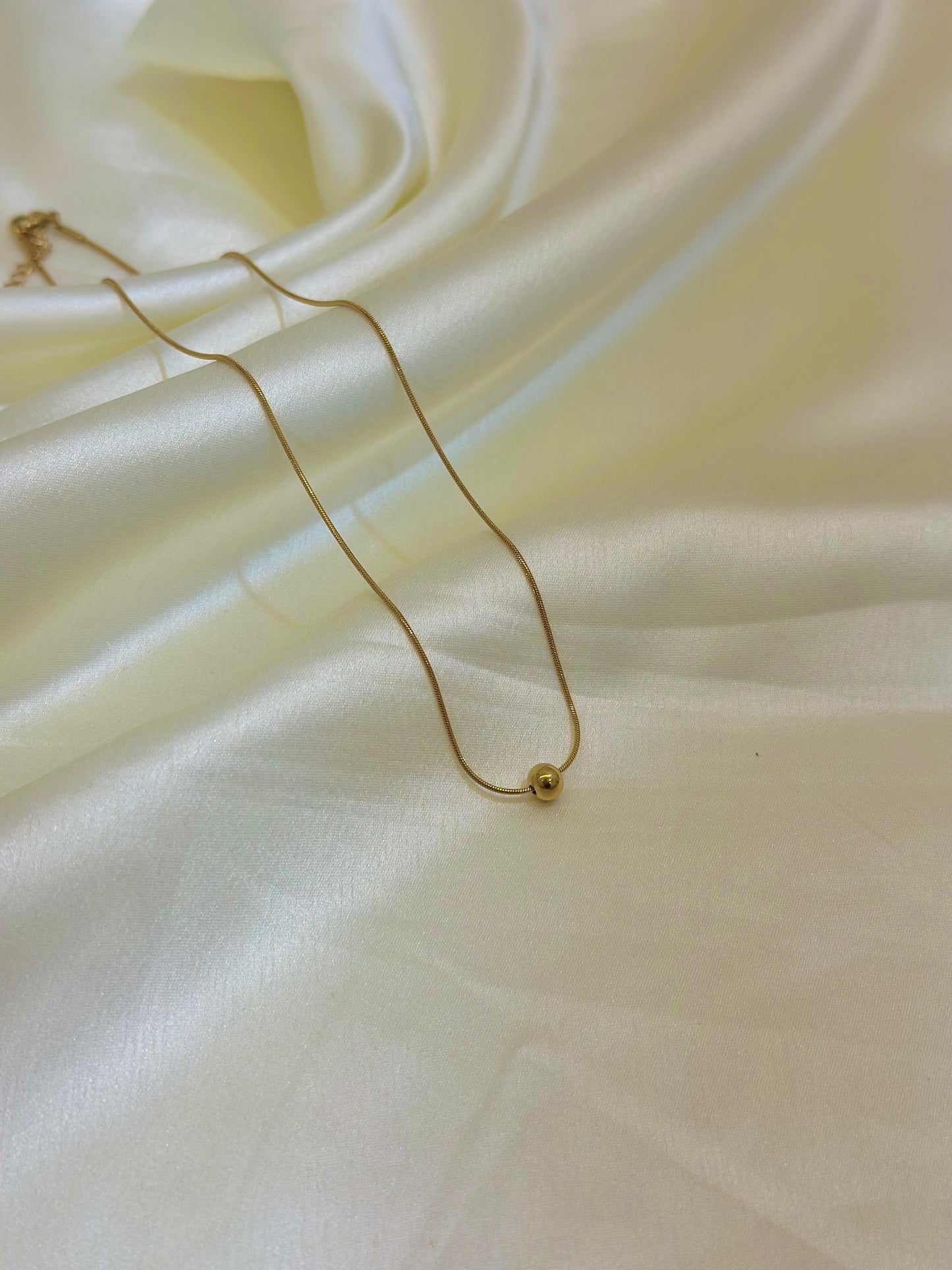 Ball pendant necklace