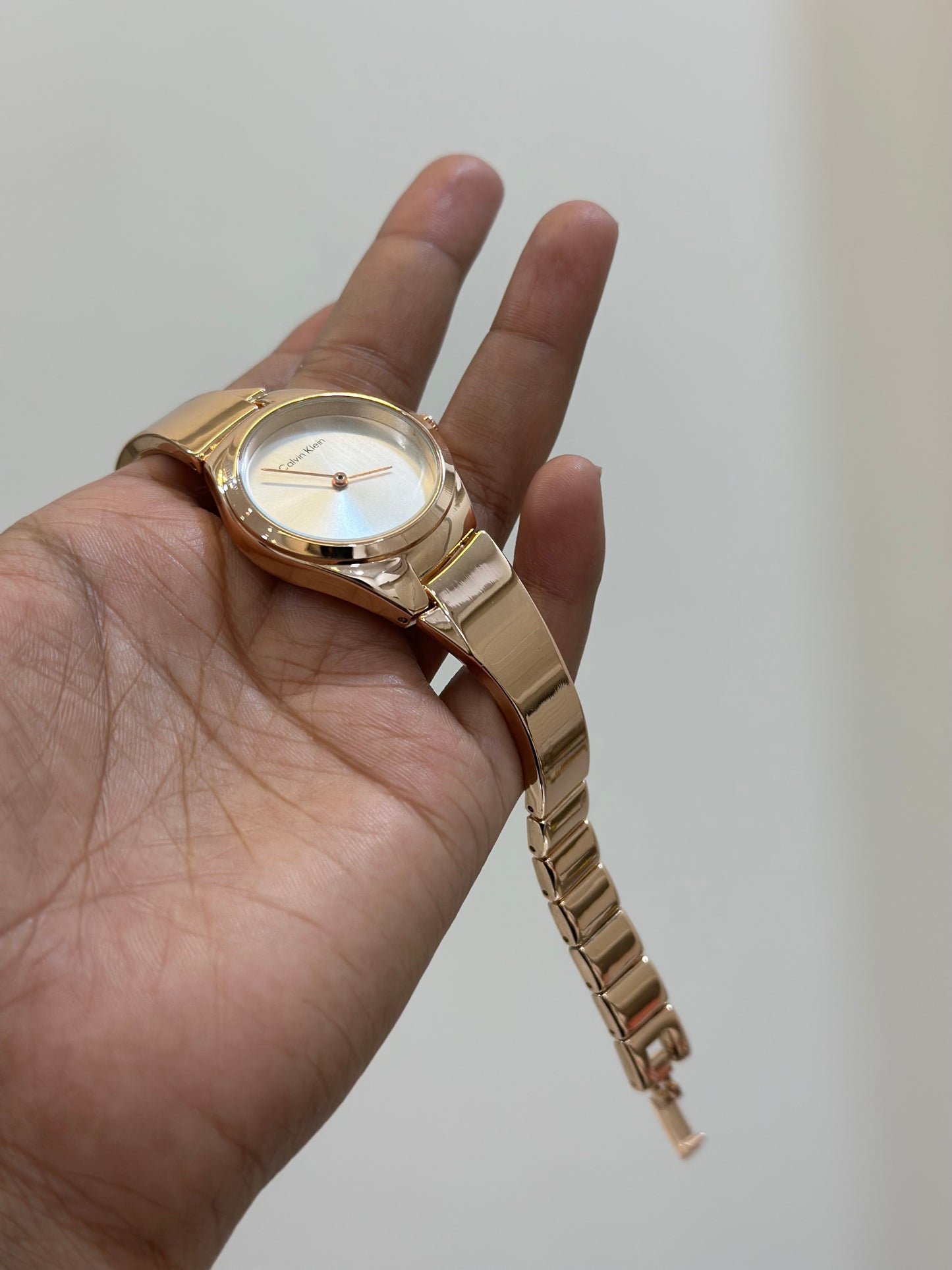 Elegant white dial watch