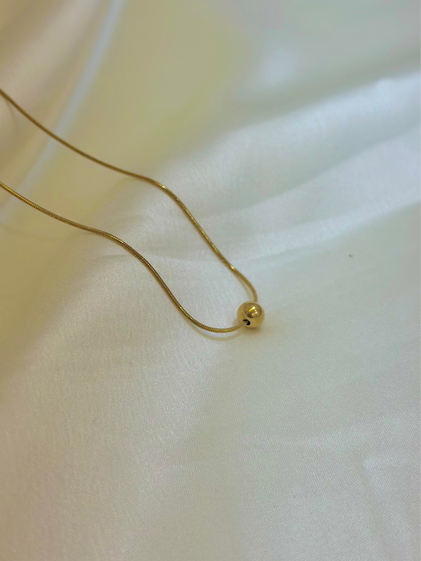 Ball pendant necklace