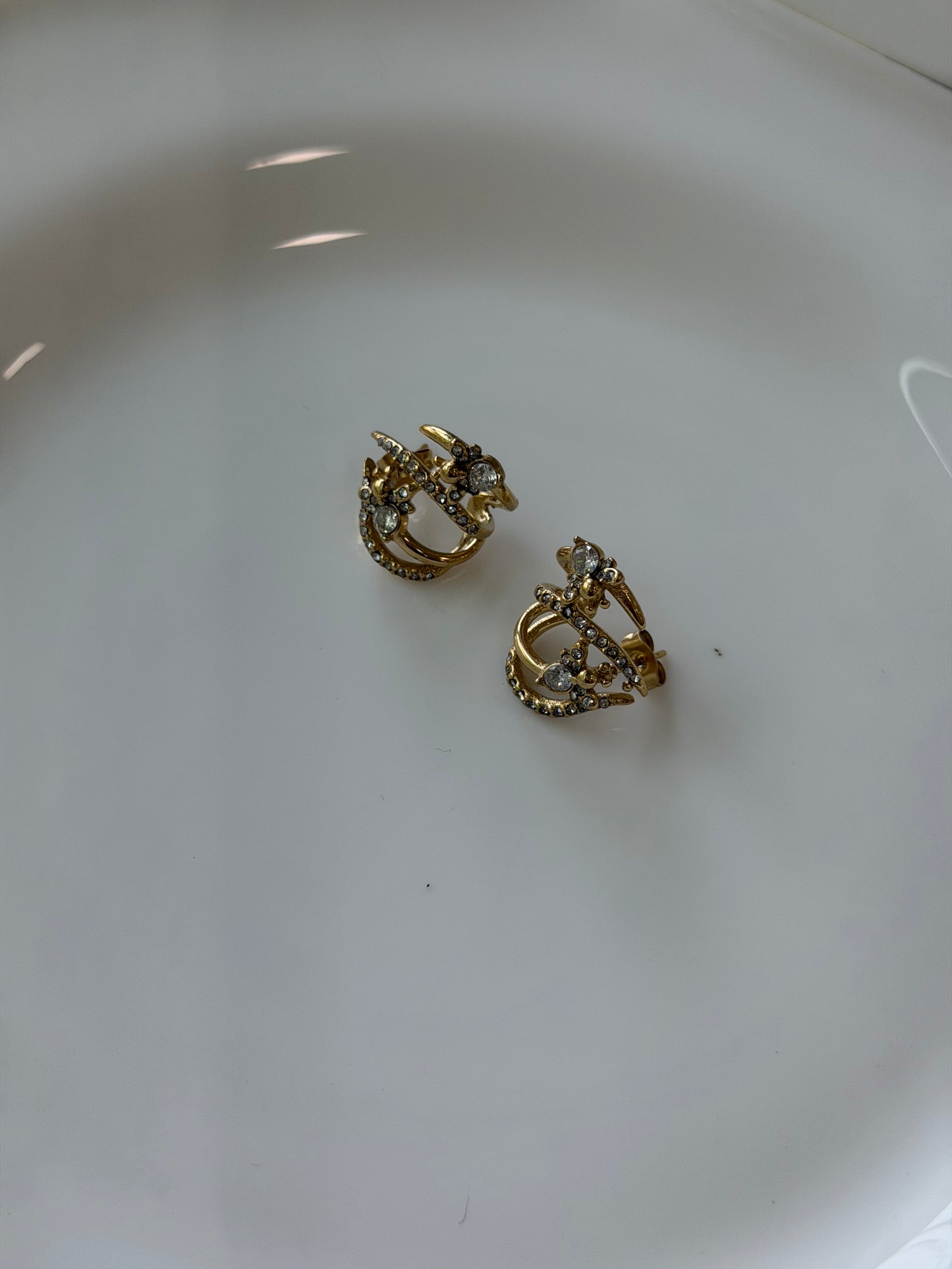 Arc multi-piercing look statement earrings