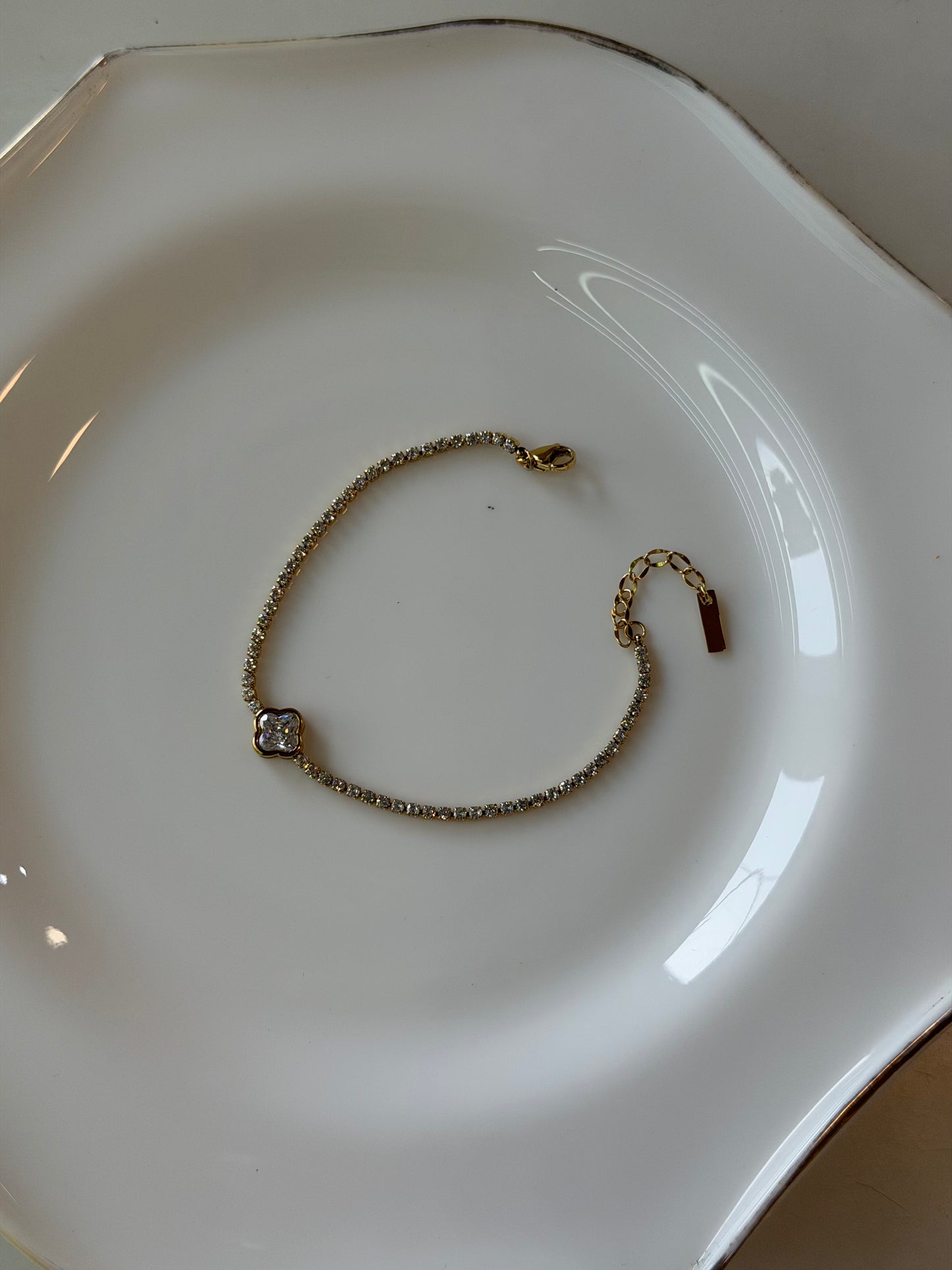 Tennis bracelet with clover