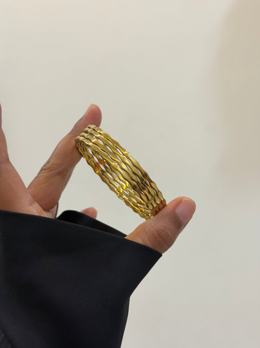 Viona hammered pattern bangle (Set of 4 )