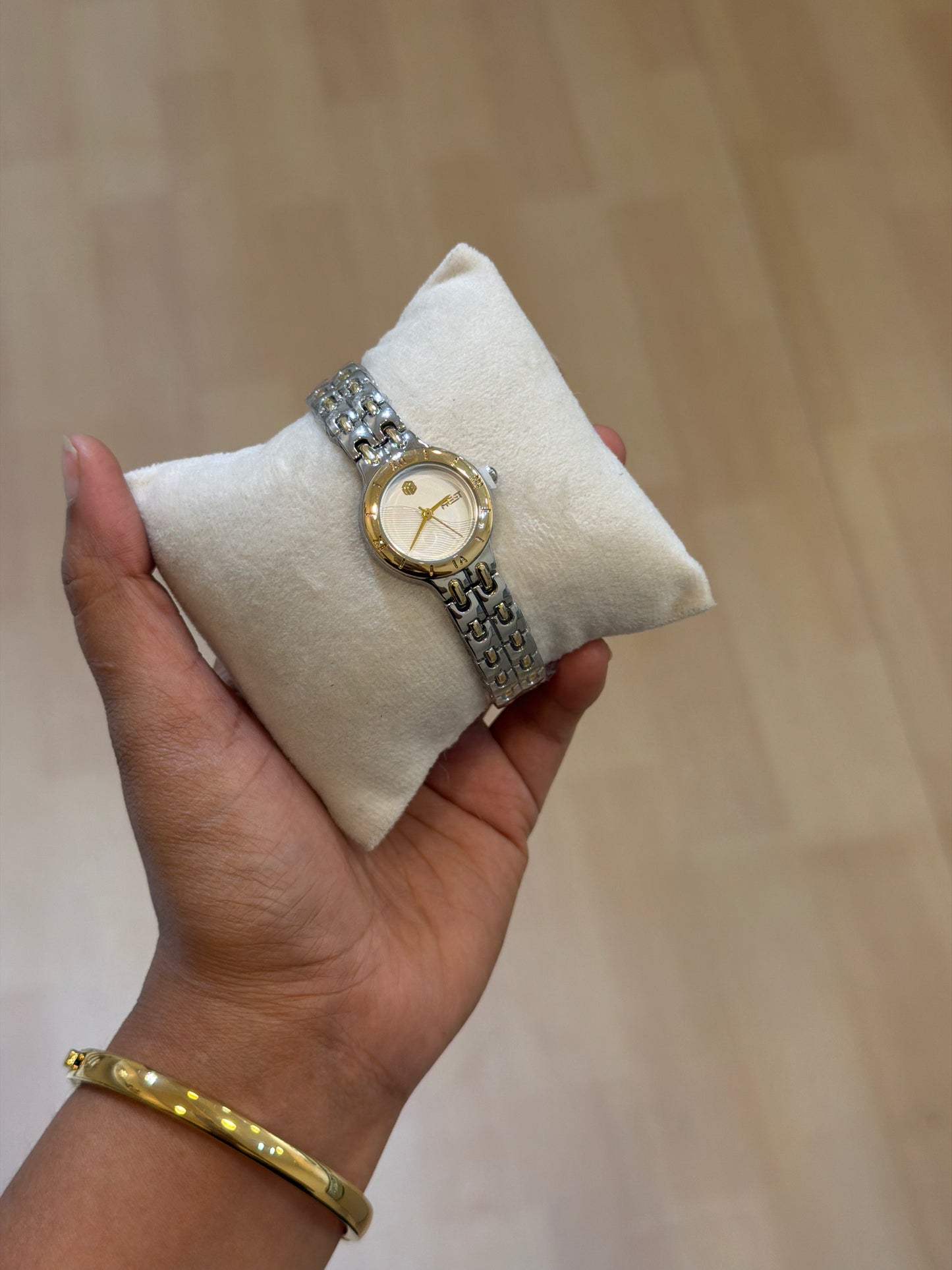 Sia minimal vintage watch