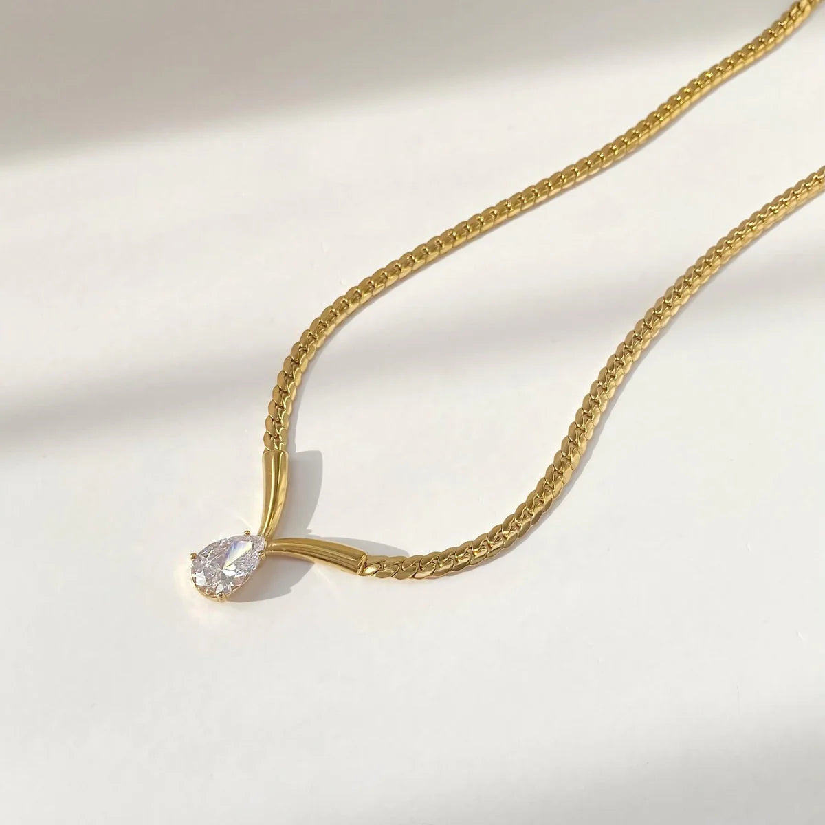 Pear dimond v necklace