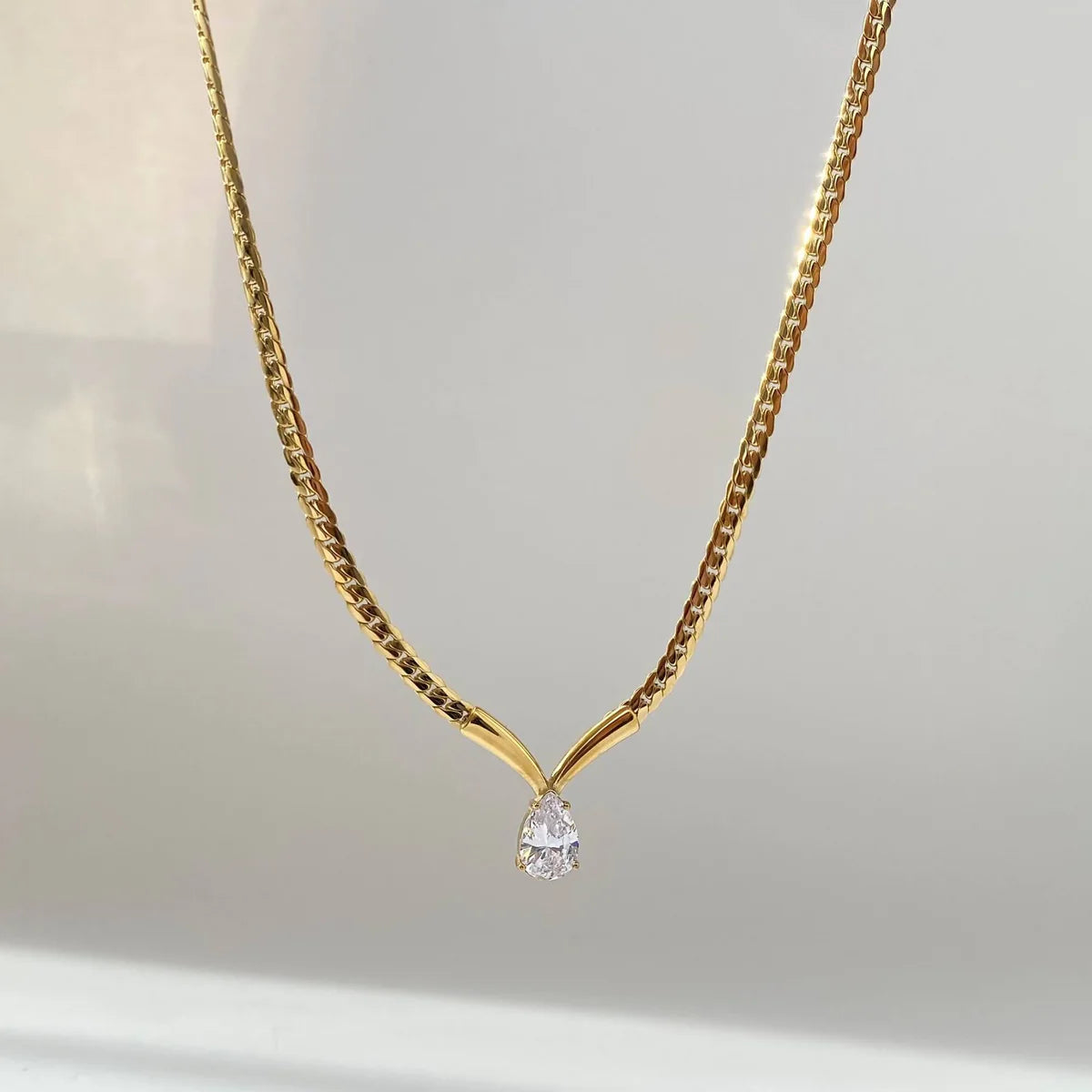 Pear dimond v necklace