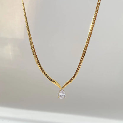 Pear dimond v necklace