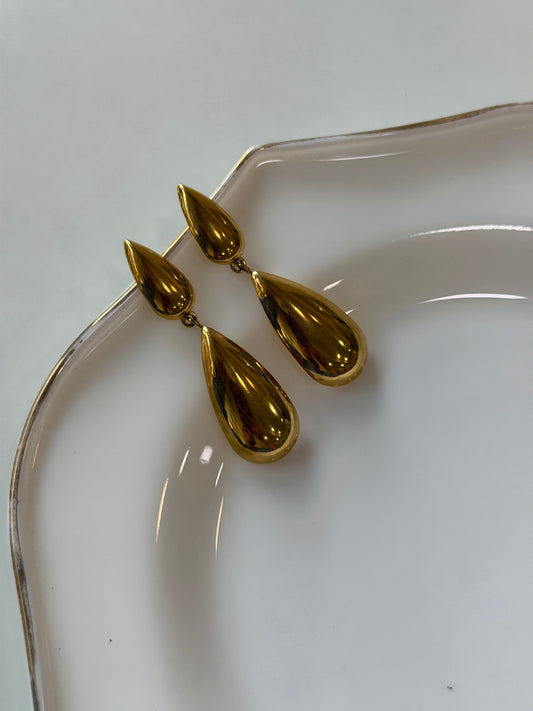 Droplet stud earrings