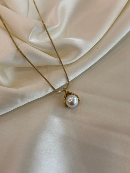 Ivory pearl necklace