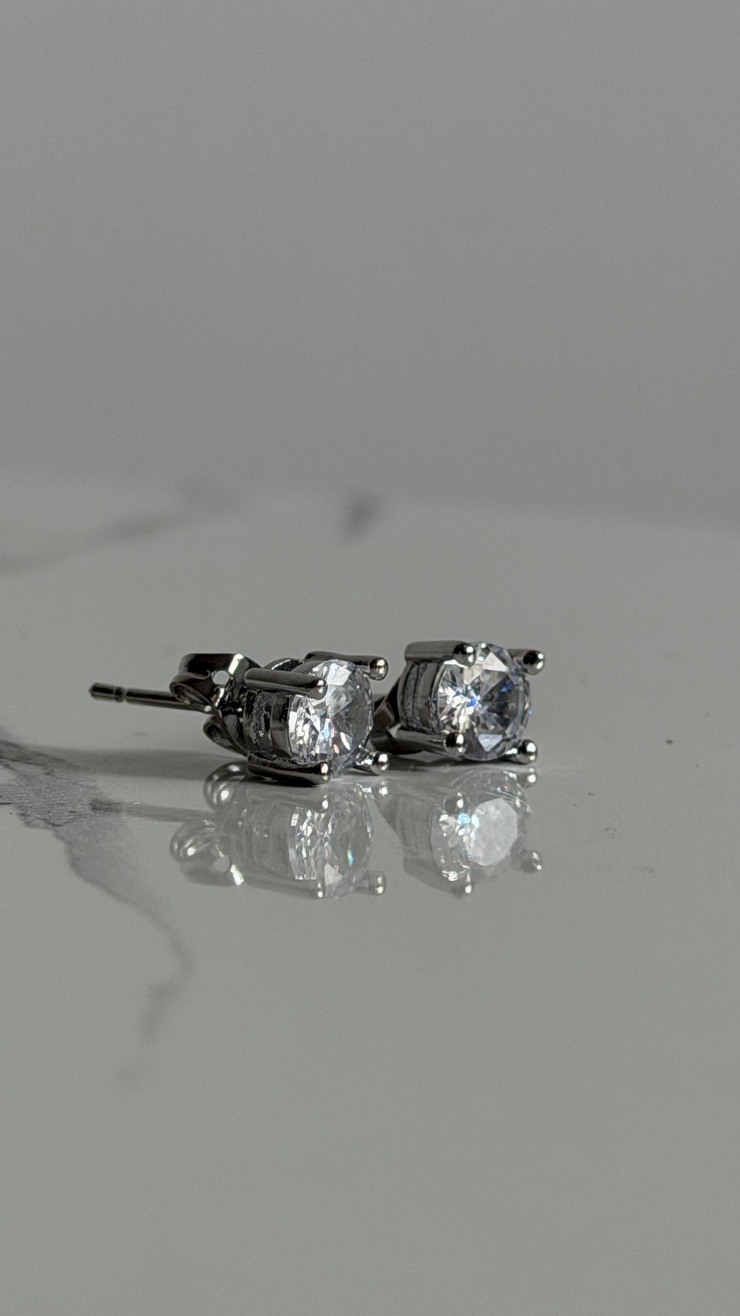 Miha Solitaire stud earrings