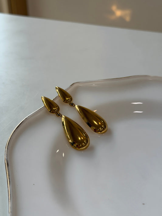 Droplet stud earrings