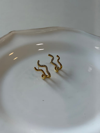 Wavy double piercing look earrings