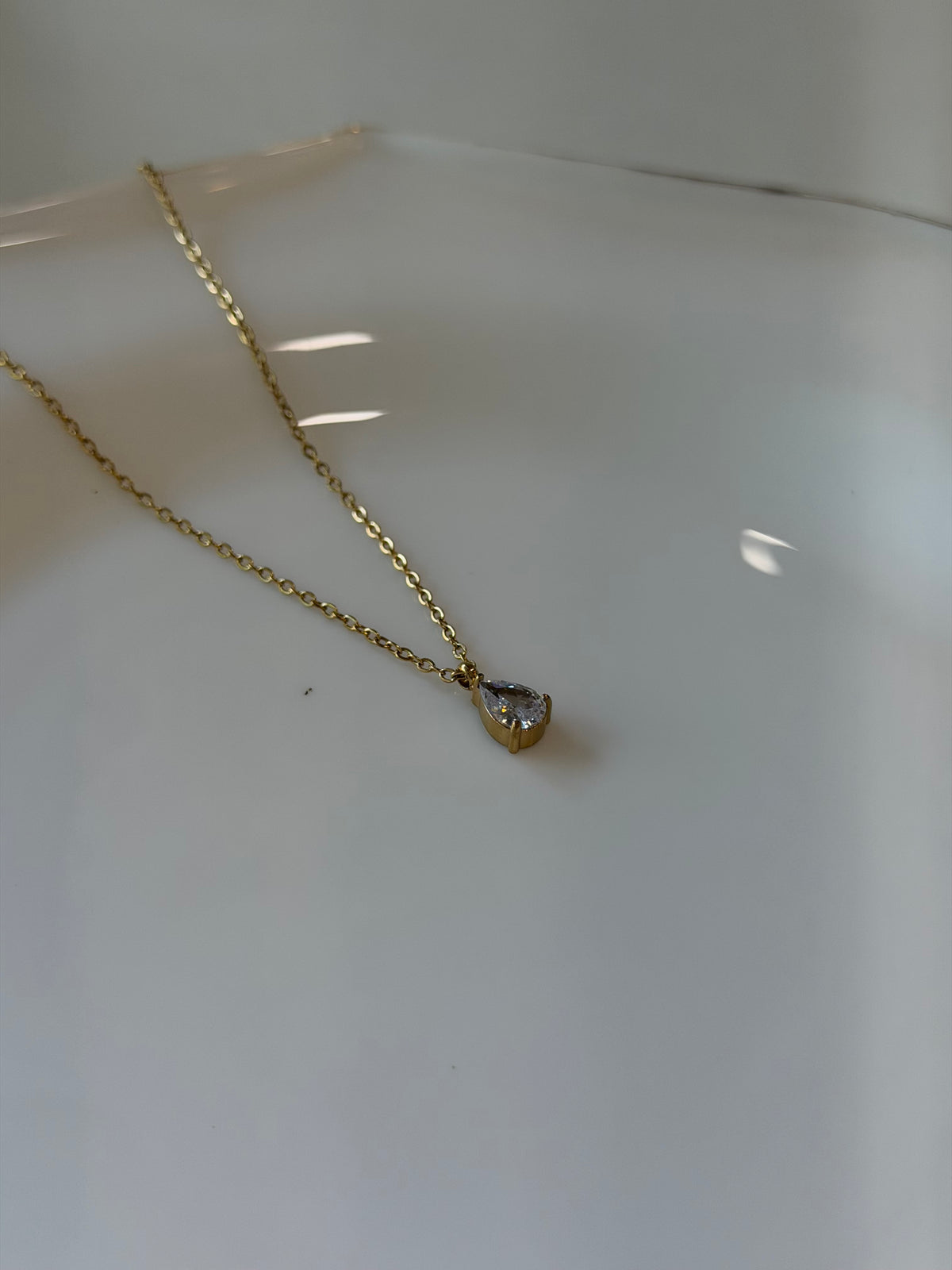 Droplet minimal necklace