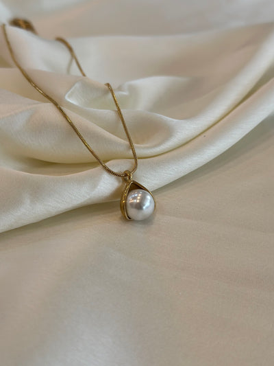 Ivory pearl necklace