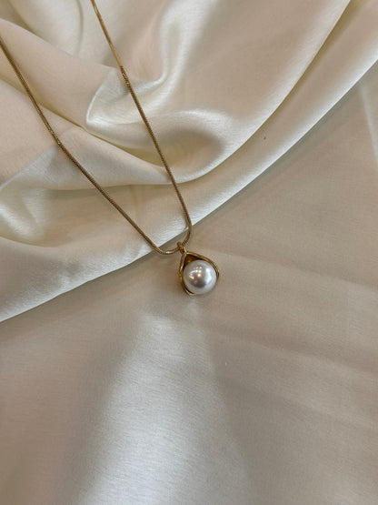 Ivory pearl necklace