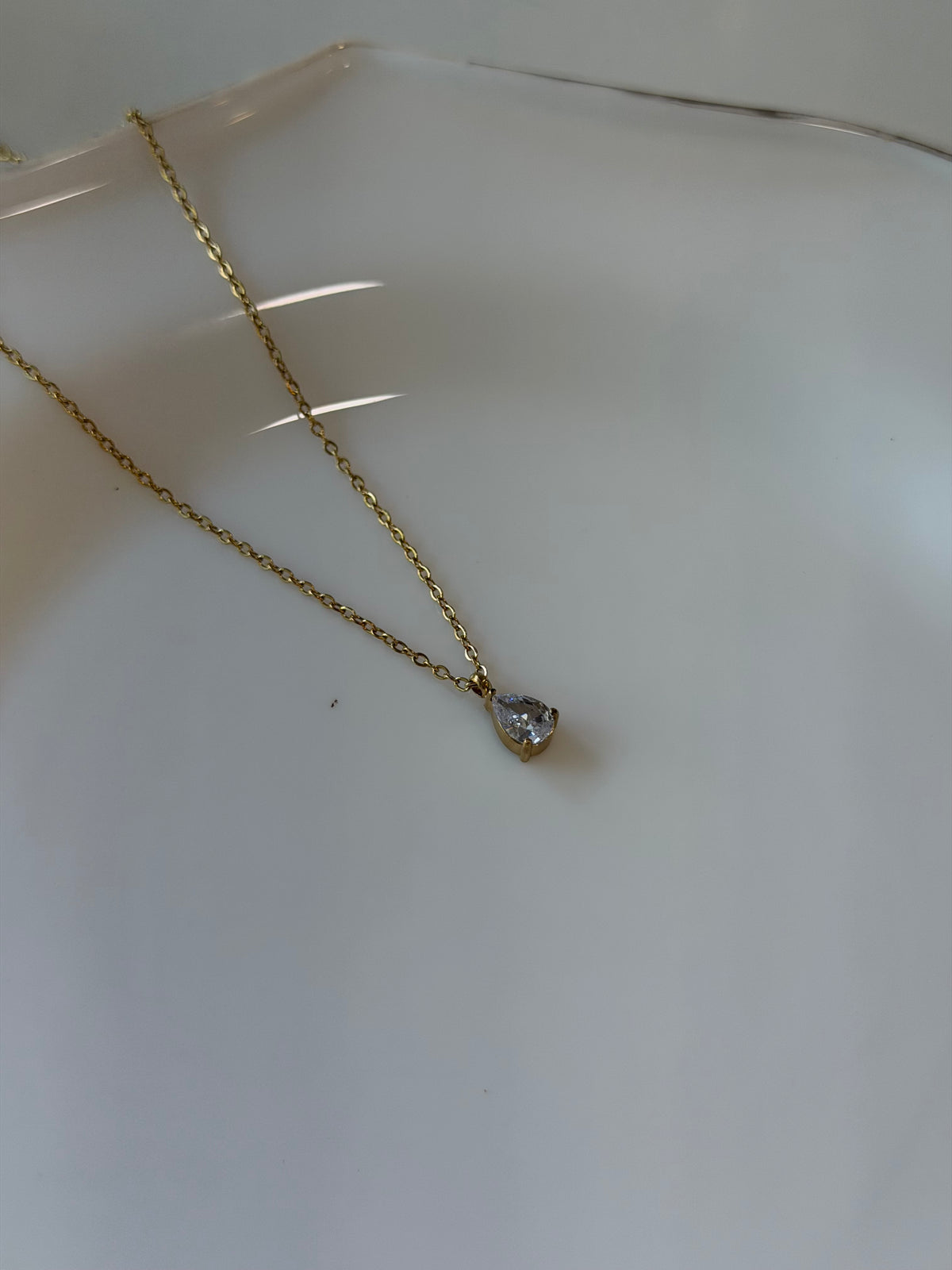 Droplet minimal necklace