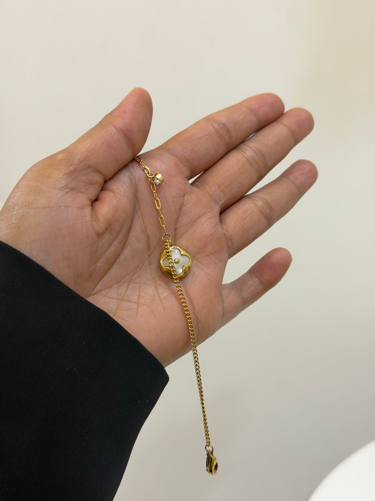 Shae minimal staple bracelet