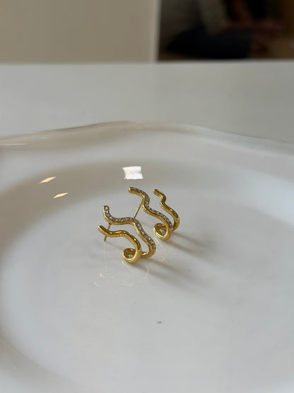 Wavy double piercing look earrings