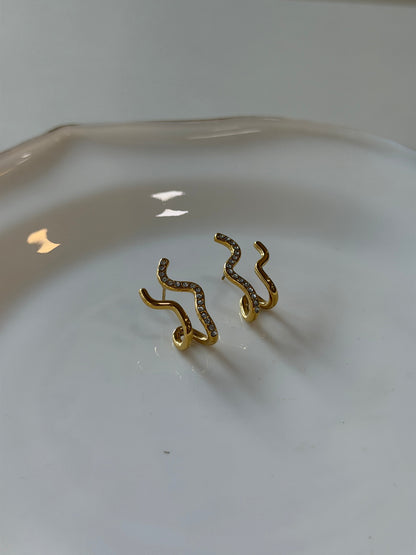 Wavy double piercing look earrings