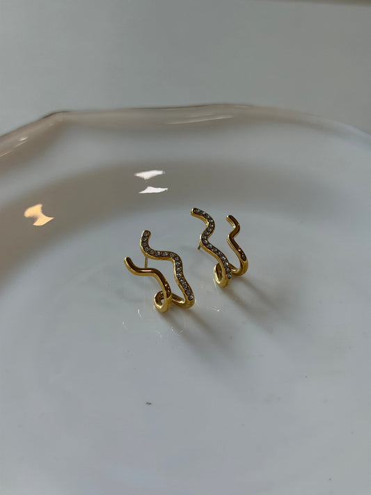 Wavy double piercing look earrings