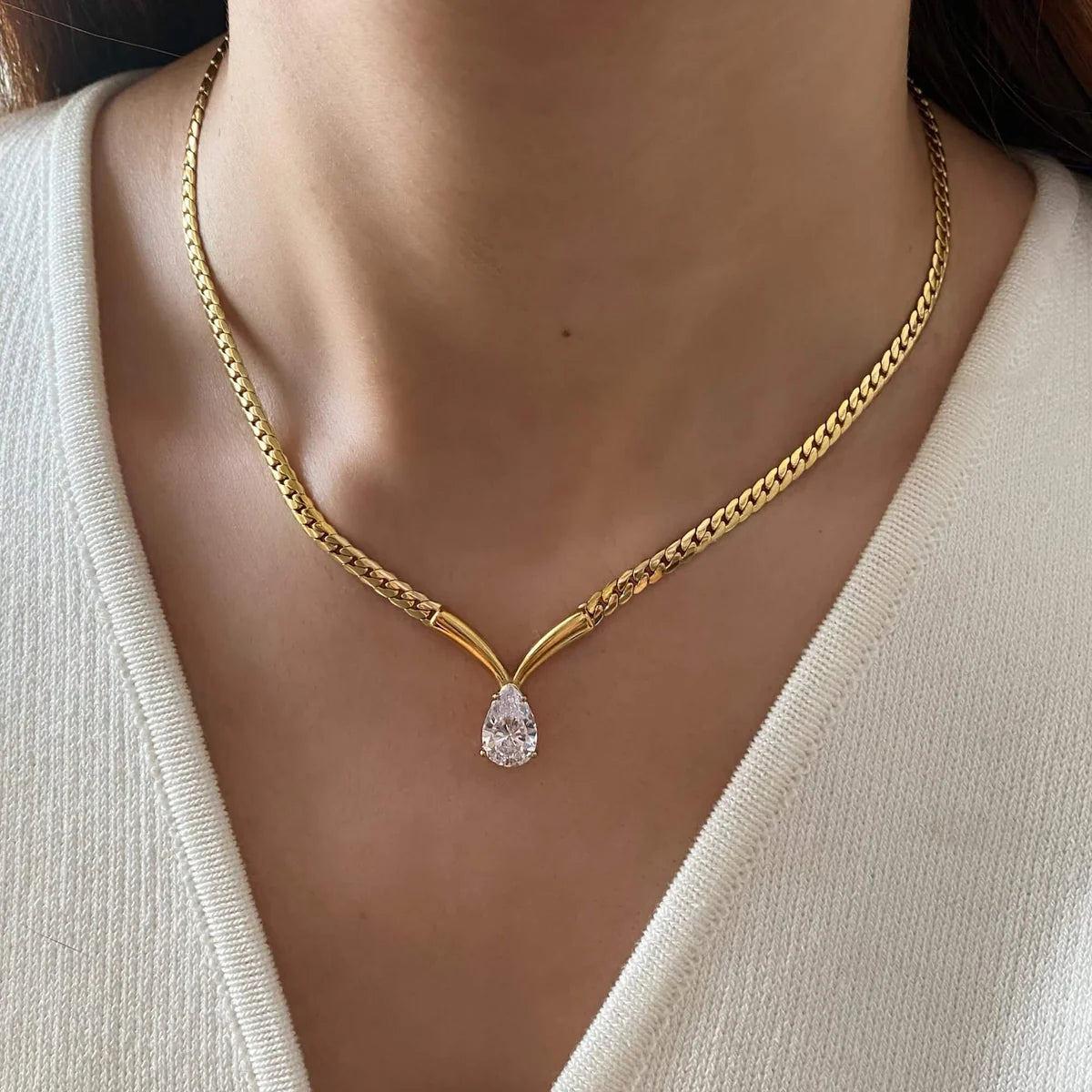 Pear dimond v necklace