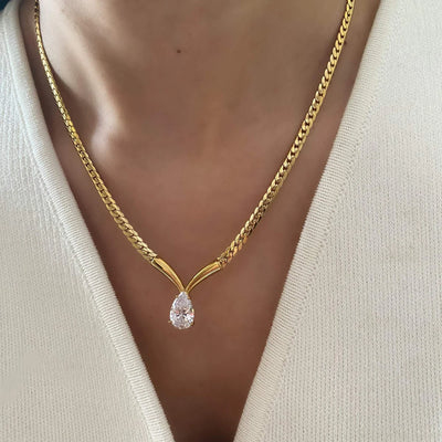Pear dimond v necklace