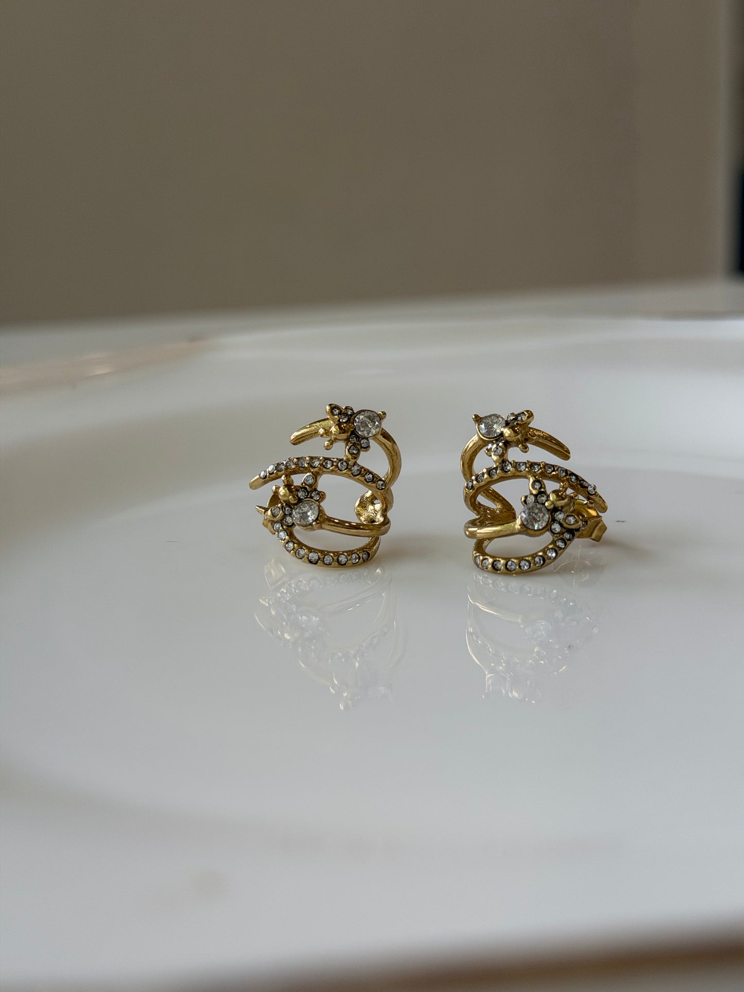 Arc multi-piercing look statement earrings