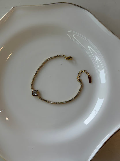 Tennis bracelet with clover