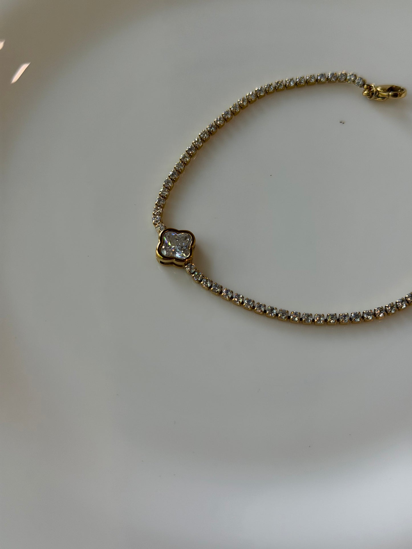 Tennis bracelet with clover