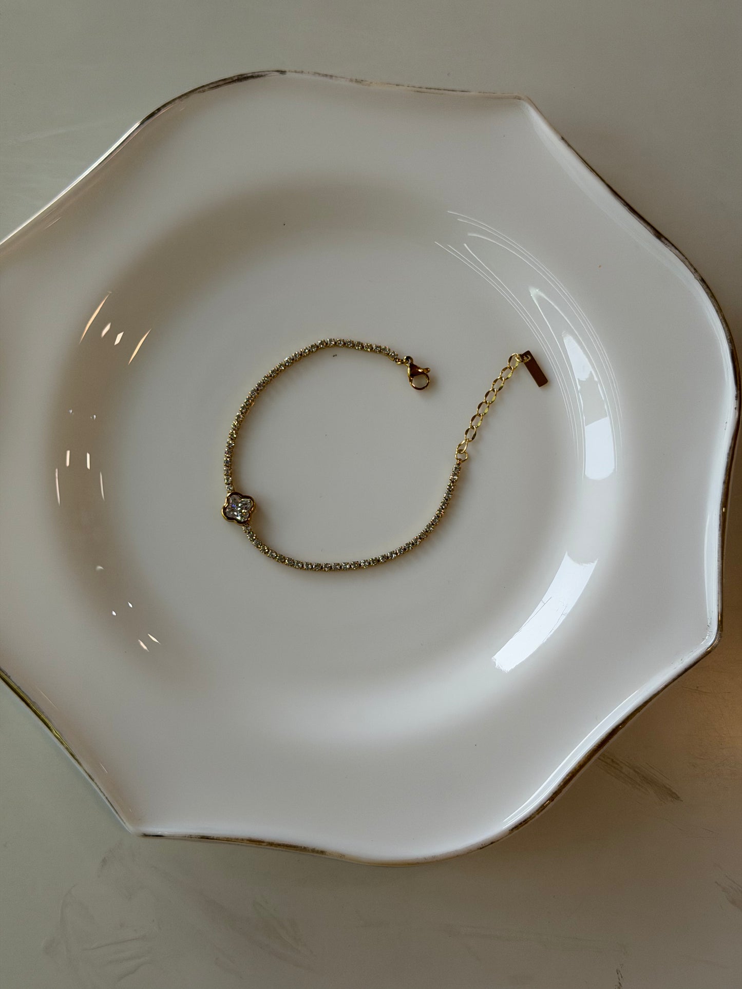 Tennis bracelet with clover