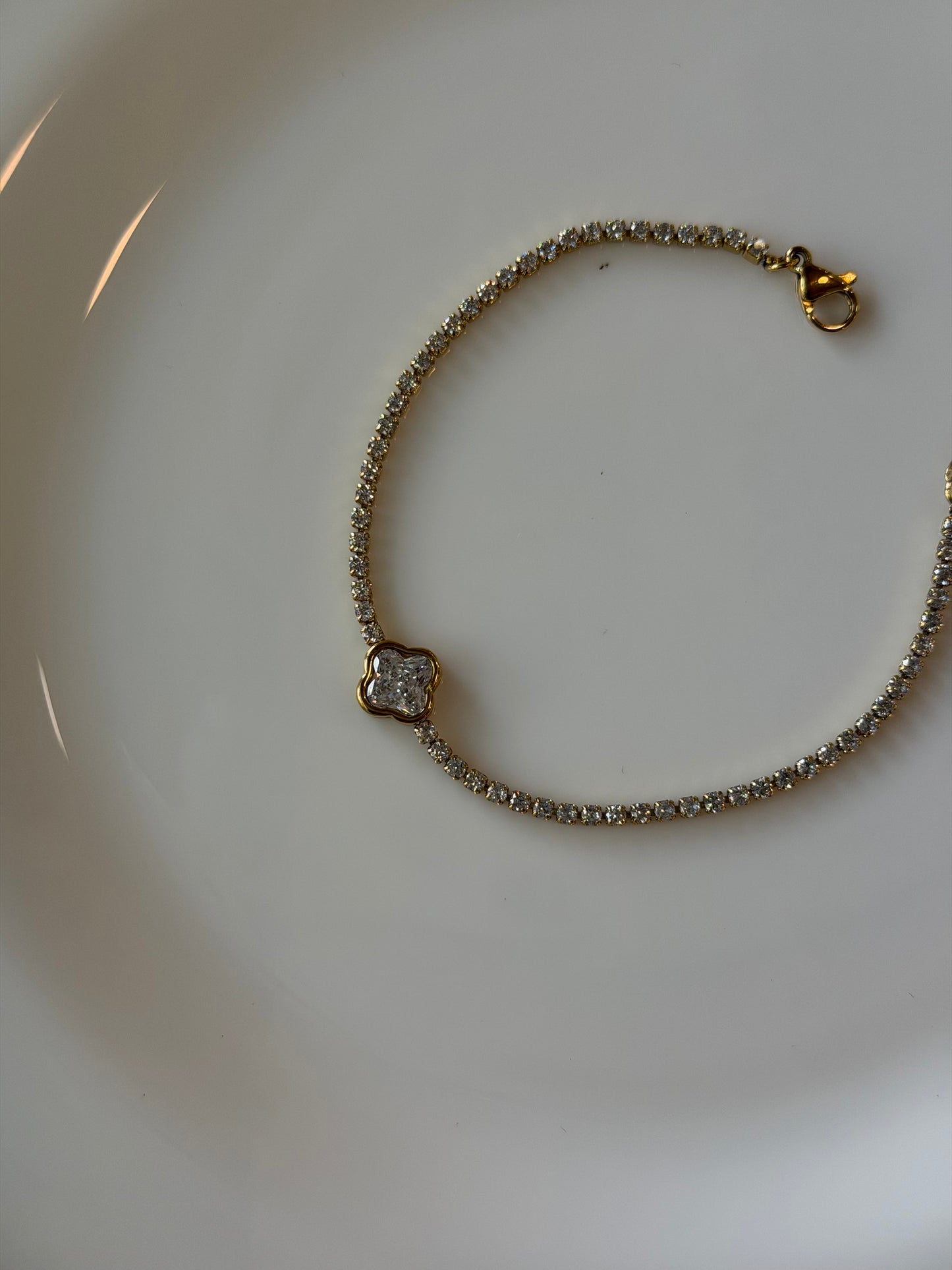 Tennis bracelet with clover