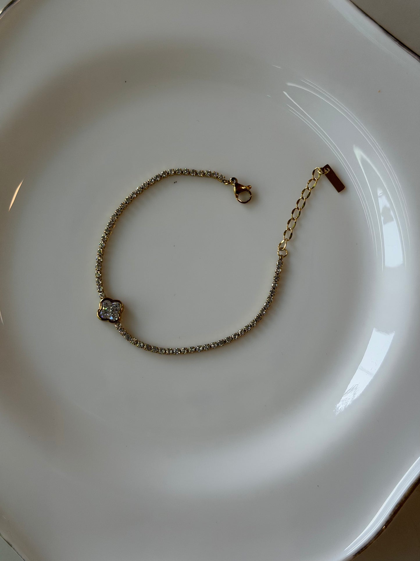 Tennis bracelet with clover