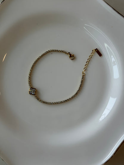 Tennis bracelet with clover