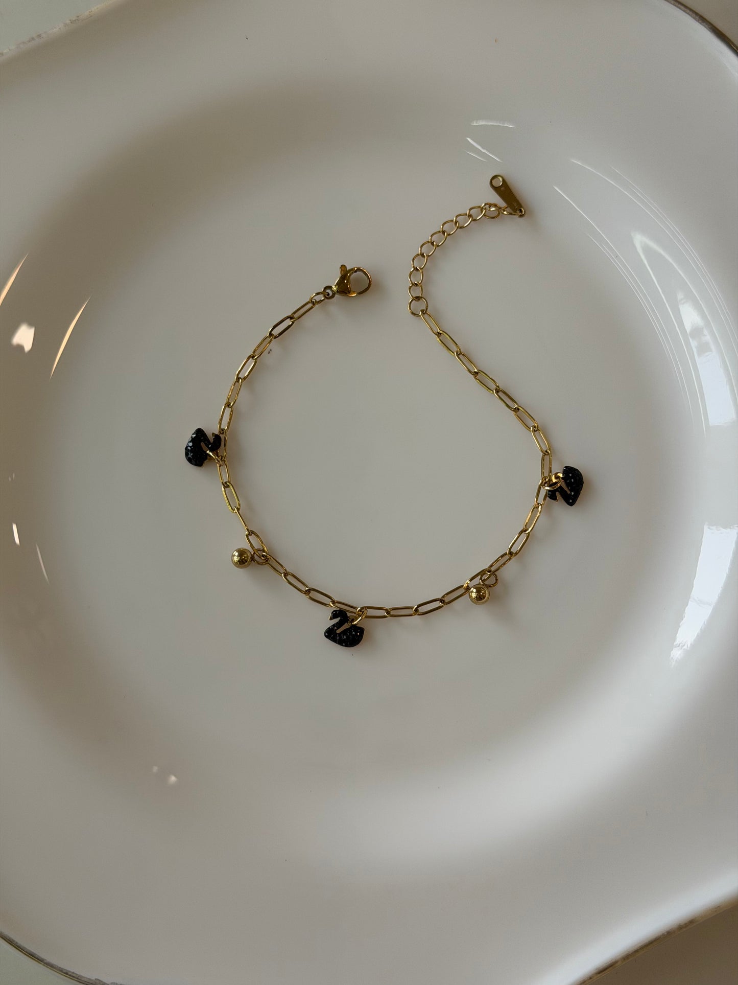 Swan dangling bracelet