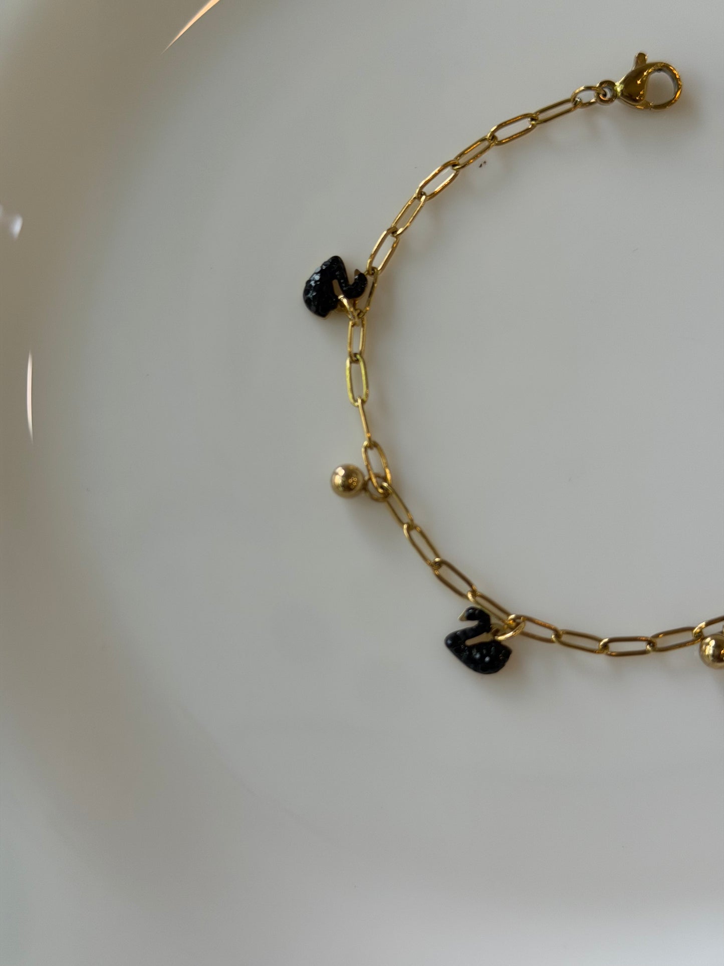 Swan dangling bracelet