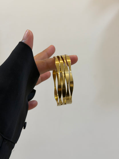 Chelsi statement bangle ( Set of 4)