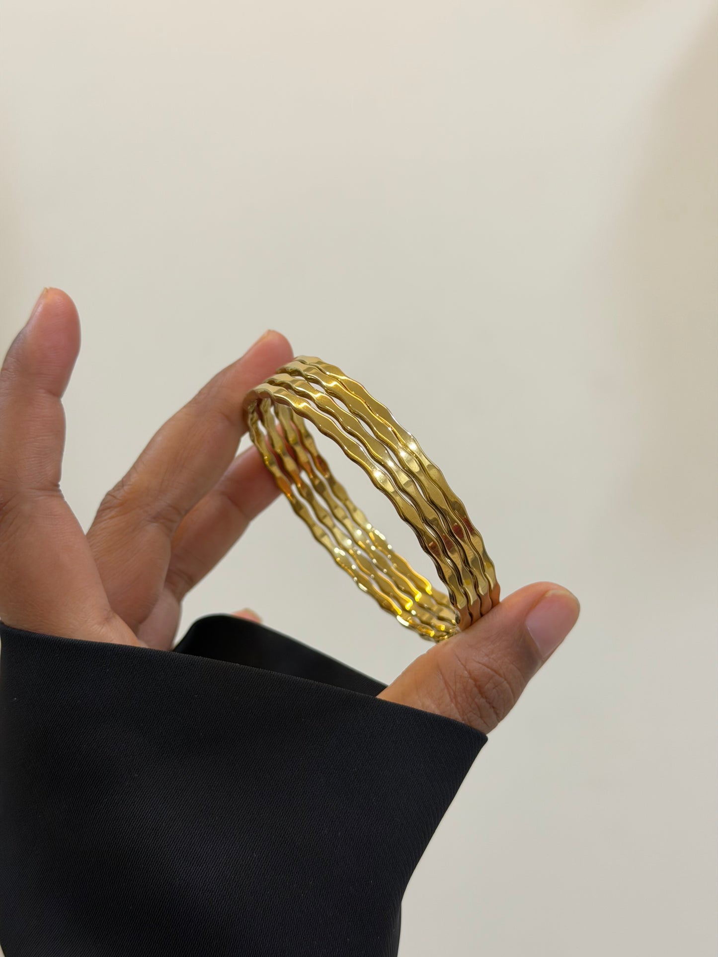 Viona hammered pattern bangle (Set of 4 )