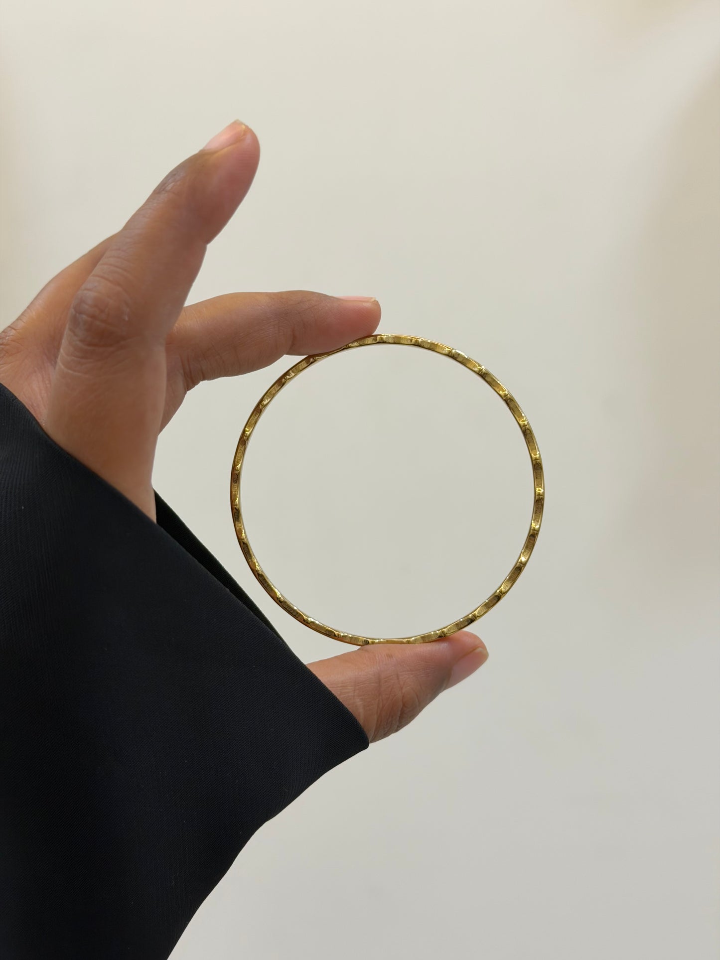 Viona hammered pattern bangle (Set of 4 )