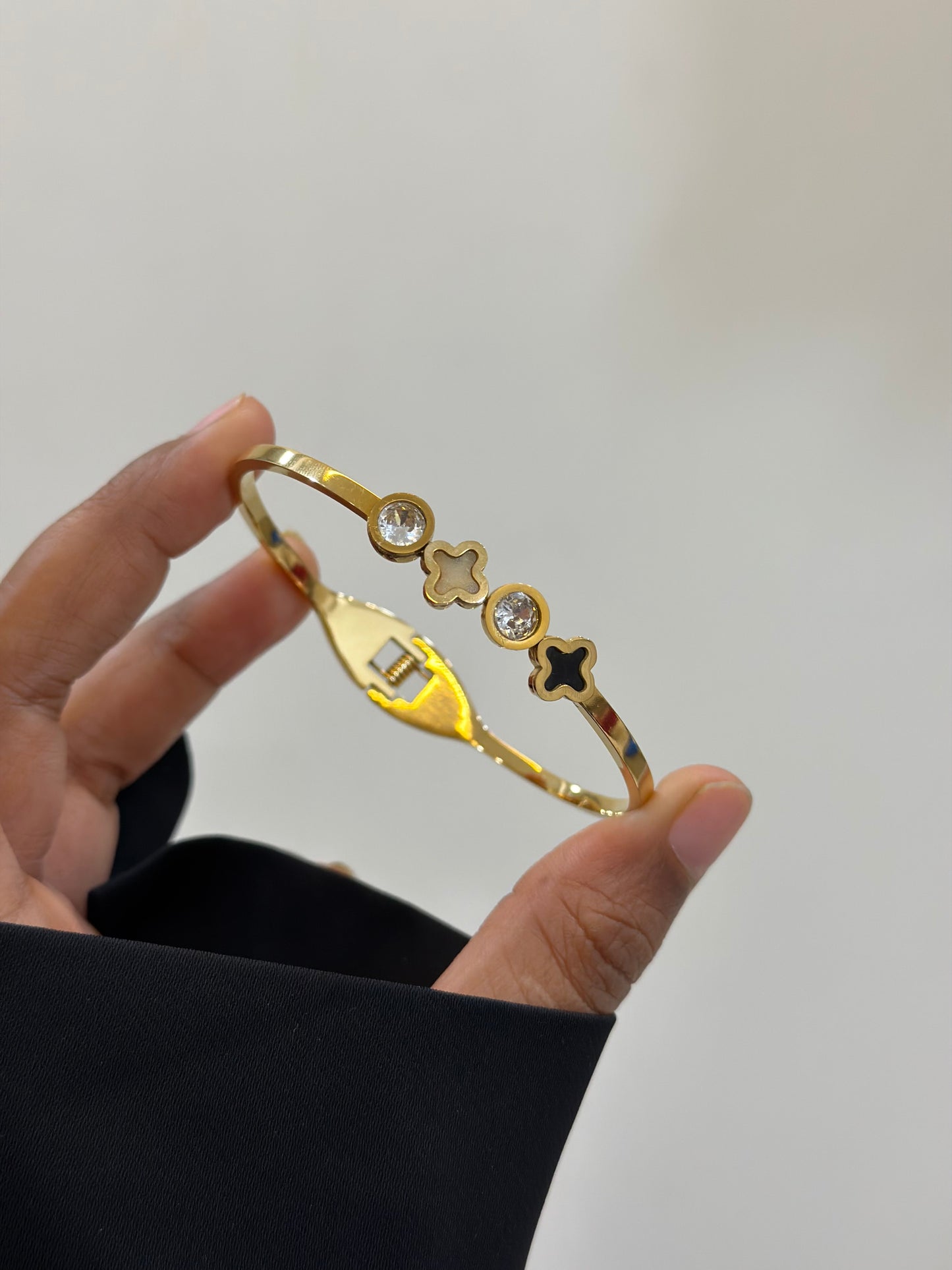 Mae clover openable bracelet