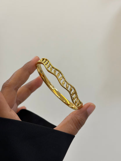 Selio spiral patterned bracelet