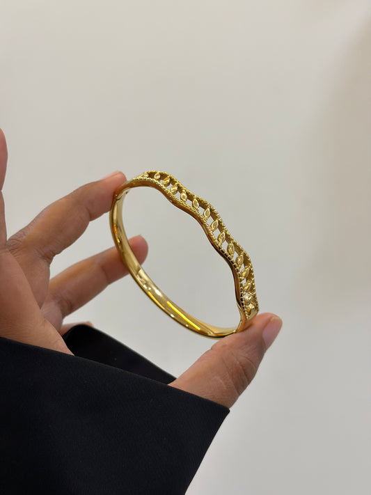 Selio spiral patterned bracelet