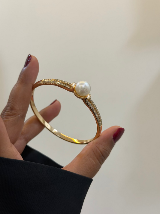 Luxe pearlista statement bracelet