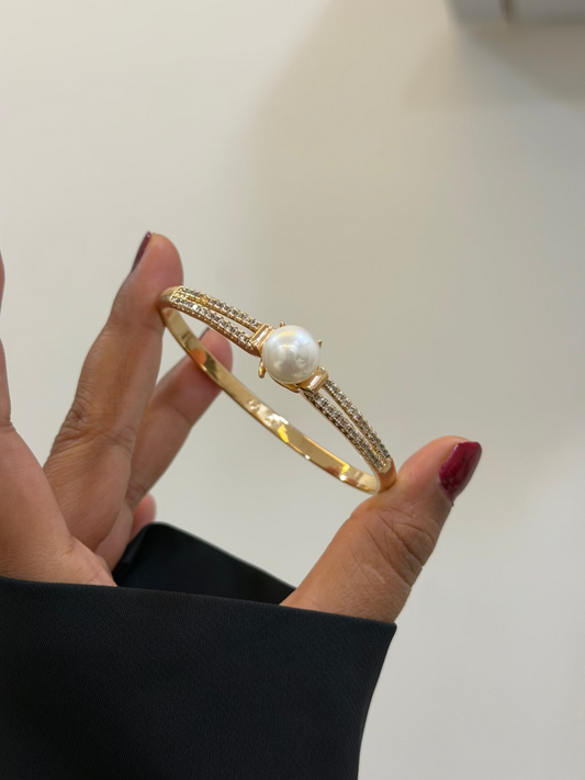 Luxe pearlista statement bracelet
