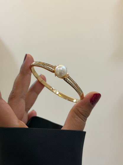 Luxe pearlista statement bracelet
