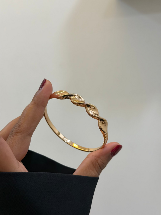 Twisted statement bracelet