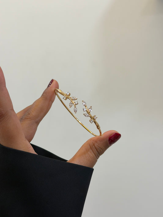 Luxe leaflet statement bracelet